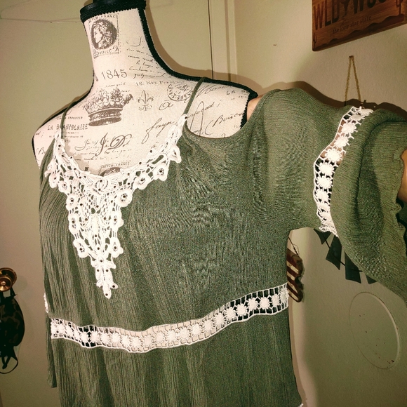 Woman's size 0 shirt, spaghetti strap on shoulder,  off shoulder - Picture 6 of 9